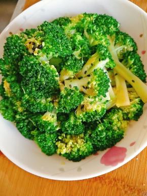 淋上蒸鱼豉油和黑芝麻