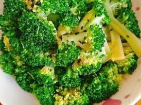 淋上蒸鱼豉油和黑芝麻