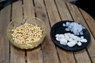 黄豆放入大碗内 泡发一晚
（这一步可提前一晚准备）