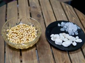 黄豆放入大碗内 泡发一晚
（这一步可提前一晚准备）