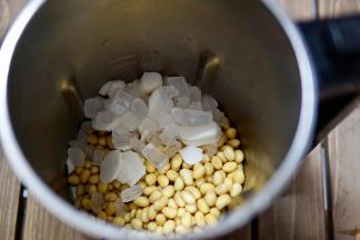 泡黄豆的水要倒掉 不能直接用来打豆浆
山药去皮切小片 冰糖适量备用