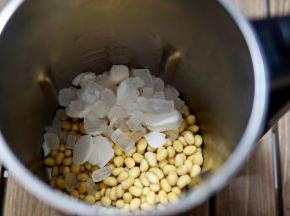 泡黄豆的水要倒掉 不能直接用来打豆浆
山药去皮切小片 冰糖适量备用