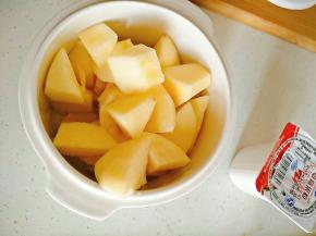 苹果削皮切块，香蕉切段