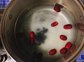 锅内加水，放大米进与红枣、葡萄干进去