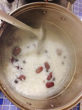 盖上锅盖煮到米煮开