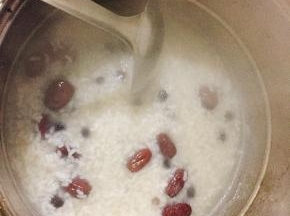 盖上锅盖煮到米煮开