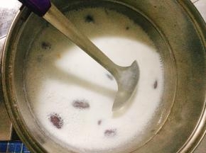 将牛奶倒入锅中