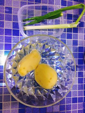 土豆、小葱、辣椒洗干净