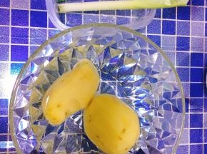 土豆、小葱、辣椒洗干净
