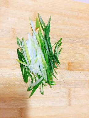 葱和辣椒切丝。