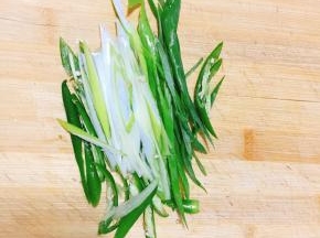 葱和辣椒切丝。