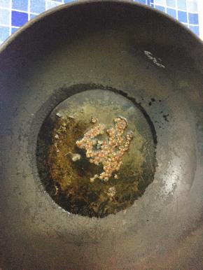 锅内热油，加花椒粒、麻椒粒爆香关火