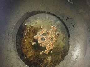 锅内热油，加花椒粒、麻椒粒爆香关火