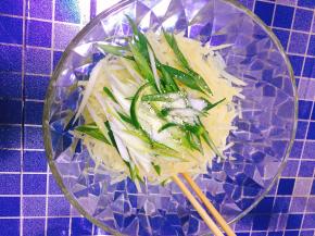 土豆丝盛出装盘，撒上盐，淋上刚才热好的花椒油