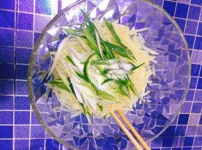 土豆丝盛出装盘，撒上盐，淋上刚才热好的花椒油