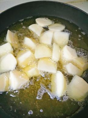 油温7成，放入土豆炸（土豆放入后，油冒小泡泡表示温度即可）