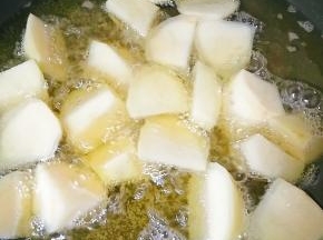 油温7成，放入土豆炸（土豆放入后，油冒小泡泡表示温度即可）