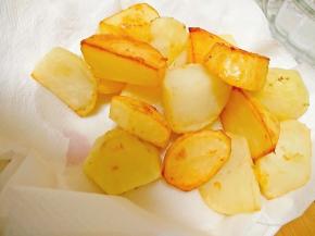 进行第二次炸，油温9成热，放入土豆炸至表面焦黄