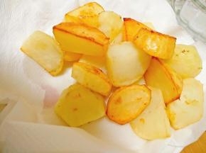 进行第二次炸，油温9成热，放入土豆炸至表面焦黄