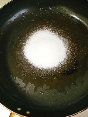锅内留一点点油即可，中小火，放入白砂糖，开始熬糖
