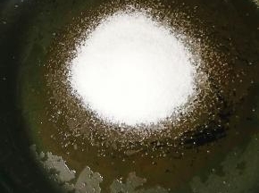 锅内留一点点油即可，中小火，放入白砂糖，开始熬糖