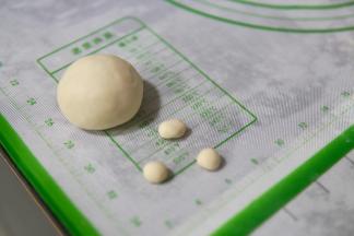 小猪馒头：
一个大团，三个小团。
「三个小团 两个是猪耳朵 一个是猪鼻子」