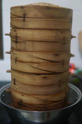 做好的馒头放入蒸笼～
大盆内坐热水 静置醒发15分钟左右后
冷水上锅 大火蒸15分钟就熟了哦～
「熟了以后过3分钟再打开蒸笼盖」