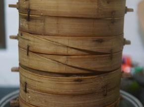 做好的馒头放入蒸笼～
大盆内坐热水 静置醒发15分钟左右后
冷水上锅 大火蒸15分钟就熟了哦～
「熟了以后过3分钟再打开蒸笼盖」