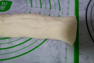 面团排气后，搓成长条后，均匀的分成小团。（我做了10个馒头）