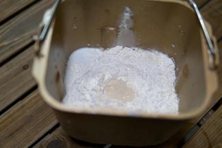 除黑芝麻外所有材料混合均匀。揉到三光（盆光 面光 手光）
个人经验揉面久一点，成品会更好看也更好吃～