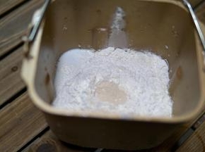 除黑芝麻外所有材料混合均匀。揉到三光（盆光 面光 手光）
个人经验揉面久一点，成品会更好看也更好吃～