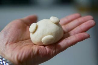 小猪馒头：
放好位置
「不需要沾水」