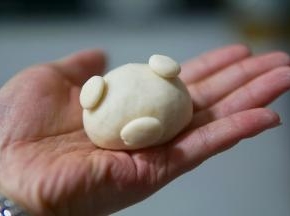 小猪馒头：
放好位置
「不需要沾水」