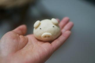 小猪馒头：
黑芝麻做眼睛，鼻子的地方用牙签戳两个鼻孔(*ˊᵕˋ*)੭ ੈ
是不是有一种一秒变可爱得感觉～