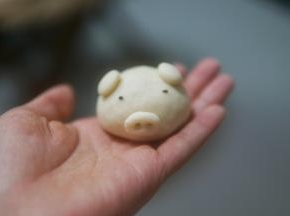 小猪馒头：
黑芝麻做眼睛，鼻子的地方用牙签戳两个鼻孔(*ˊᵕˋ*)੭ ੈ
是不是有一种一秒变可爱得感觉～