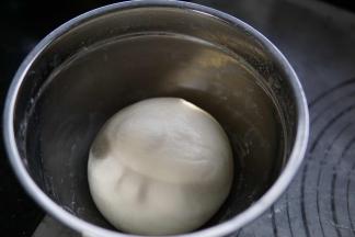 面团放在温暖处发酵至两倍大～