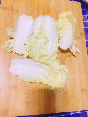 将白菜心洗净晾干水