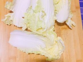 将白菜心洗净晾干水