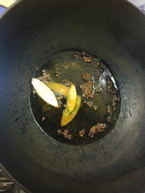 锅内倒油加入调料炒香。