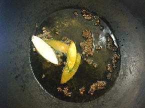 锅内倒油加入调料炒香。