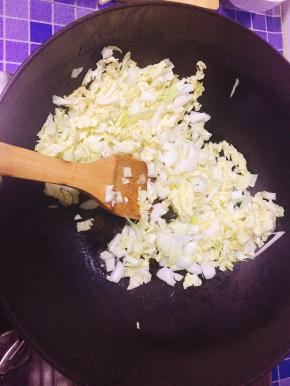 加入白菜丁翻炒，并加入盐调味