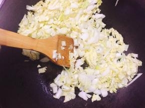 加入白菜丁翻炒，并加入盐调味