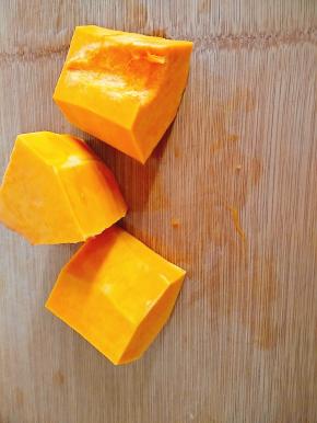 南瓜洗净去皮，切块，去籽