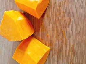 南瓜洗净去皮，切块，去籽