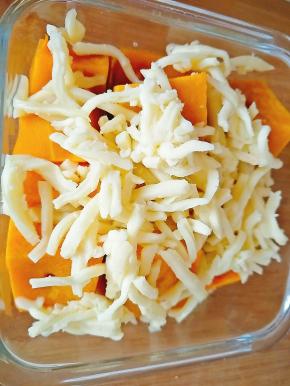 加入芝士碎，放入微波炉继续高火2分钟