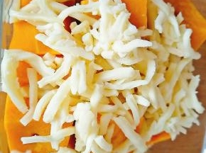 加入芝士碎，放入微波炉继续高火2分钟