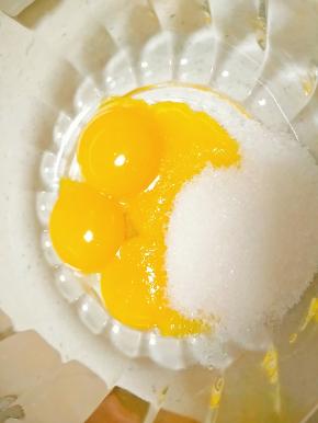 蛋黄和蛋清分离，蛋黄中加入白砂糖，搅拌均匀