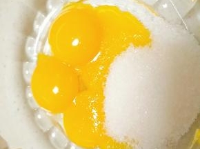 蛋黄和蛋清分离，蛋黄中加入白砂糖，搅拌均匀