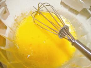 加入牛奶搅拌均匀。