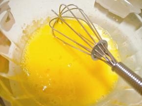 加入牛奶搅拌均匀。